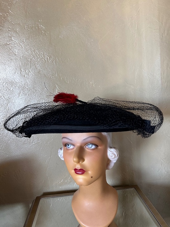 SUPERB 1940\'s BLACK FELT WIDE BRIM HAT + RED FEATHER \
